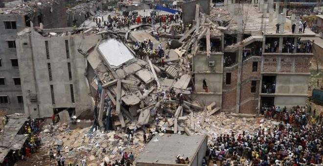 Derrumbe del complejo Rana Plaza en 2013 en Bangladesh, donde murieron más de un millar de trabajadoras.- EFE