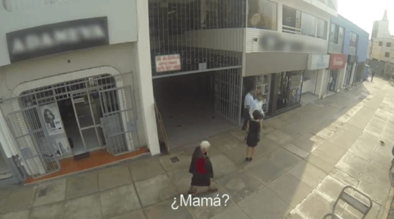 Estos hombres piropean a mujeres por la calle sin saber que eran sus madres - YouTube 2015-02-17 00-08-31 3