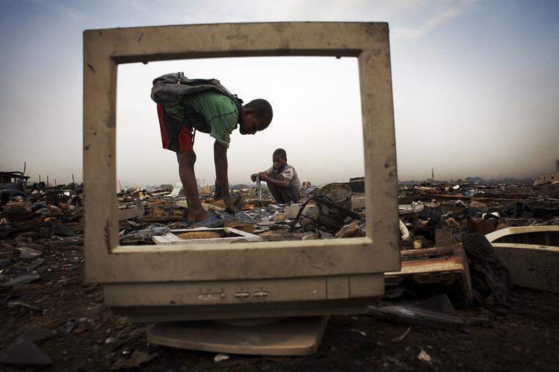 Vertedero de residuos electrónicos en Ghana. Autor: http://eia-international.org