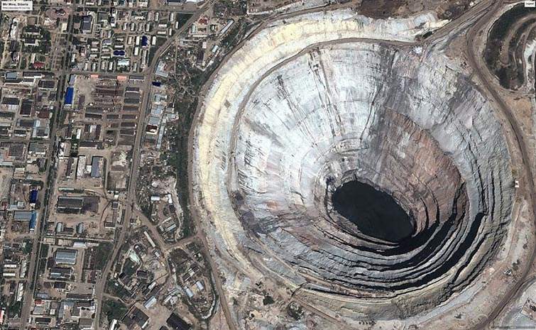 Mina Mir, Rusia. Este gigantesco agujero es mina de diamantes más grande del mundo.
