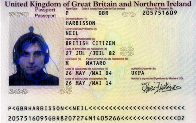 Fotografía del pasaport de Neil reconociéndole como cíborg por el gobierno británico