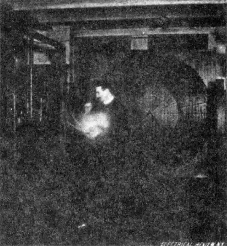 Fotografía de Tesla parado en medio del laboratorio 3