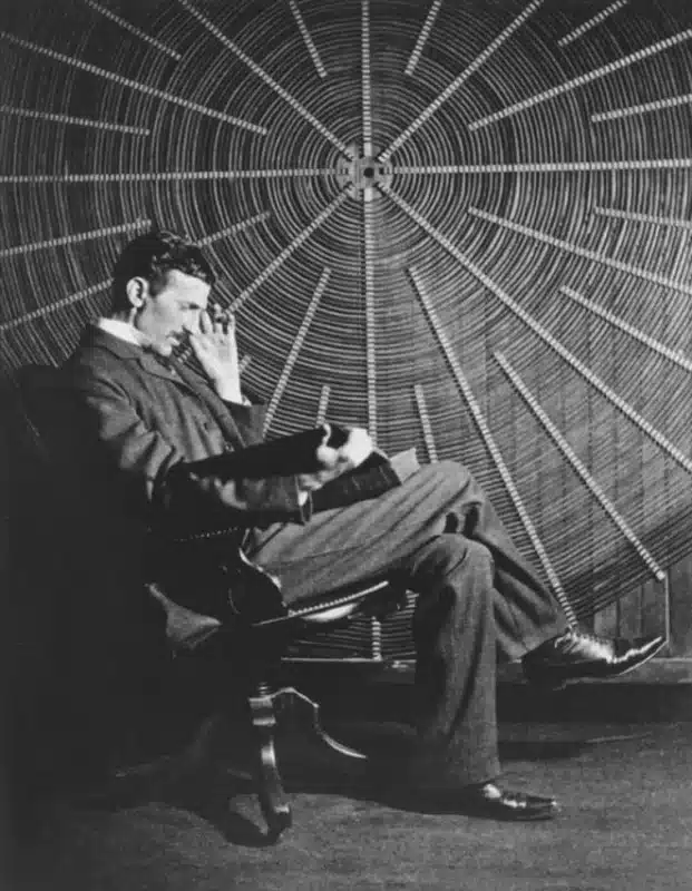 Nikola Tesla, con el libro de Roger Boskovich 3