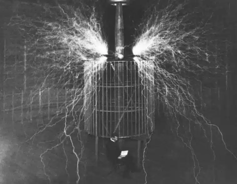 Tesla es fotografiado frente a su generador 1899 3