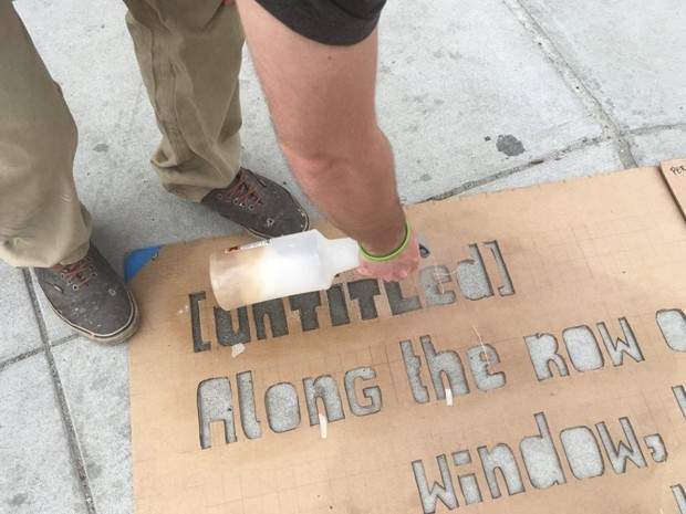 Se utilizan aerosoles biodegradables repelentes al agua para escribir poesía en las calles de Boston