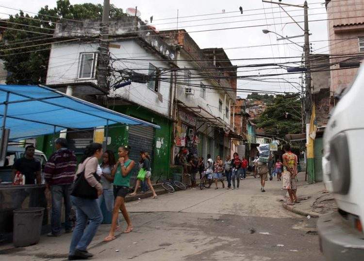 Entrada conhecida como Buraco quente, na favela da Mangueira, bairro Maracana, na zona norte do Rio, onde será instalada a 18ª Unidade de Polícia Pacificadora (UPP), no Domingo (19). 1