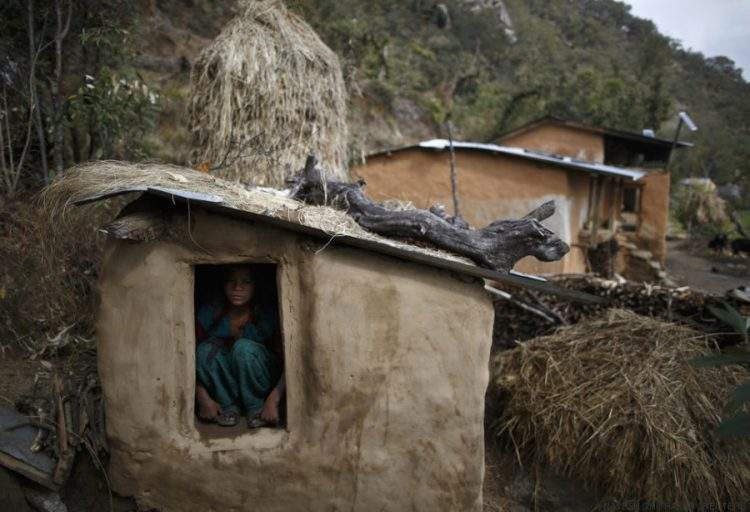 Uttara Saud, de 14 años, en un establo al oeste de Nepal. Las tradiciones de algunas zonas de Nepal apartan a las mujeres de la sociedad cuando tienen la regla. Tienen que dormir en establos, no pueden entrar en otras casas o templos, no pueden utilizar los suministros de agua públicos, no pueden ir a festivales ni tocar a nadie.