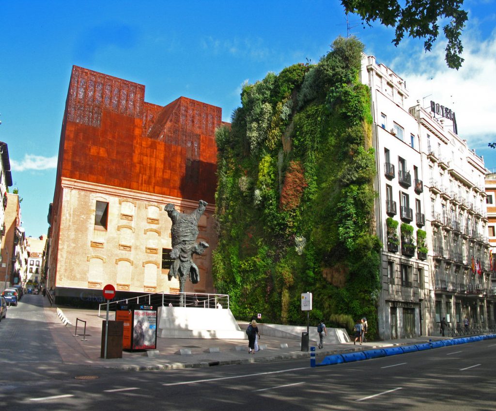 Más de 15 mil plantas cubren la fachada del centro cultural Caixa Forum de Madrid. Caixa Forum Madrid. Fuente: http://www.verticalgardenpatrickblanc.com/