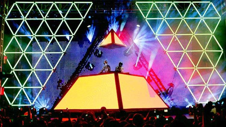 Concierto de Daft Punk en Coachella 2006, con su conocido escenario piramidal iluminado