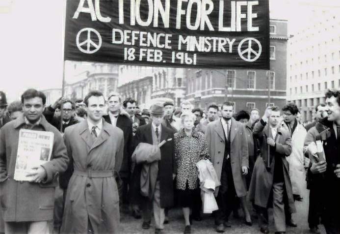 Bertrand_Russell_leads_anti-nuclear_march_in_London,_Feb_1961 3