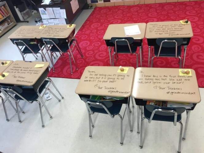 La inspiradora historia de la profesora que motivaba a los alumnos escribiendo mensajes en sus pupitres 2