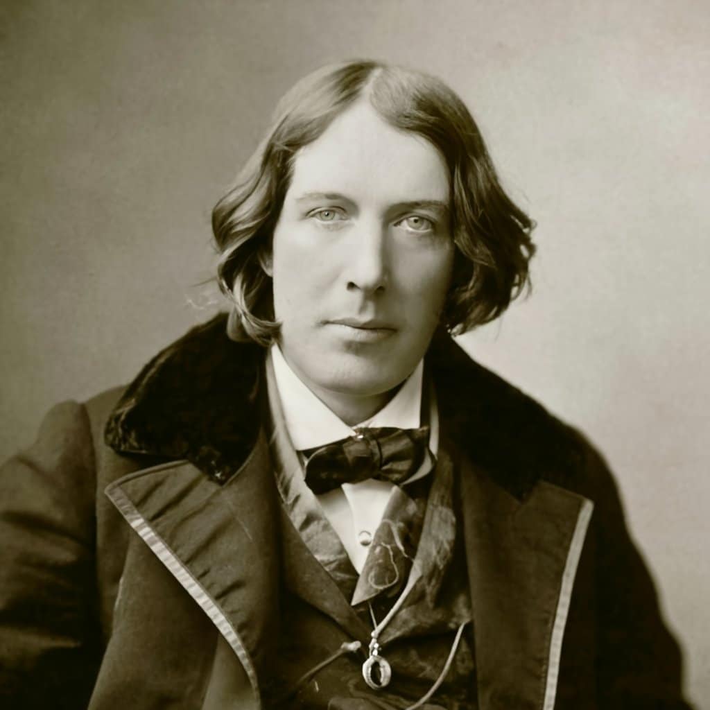 Oscar Wilde es conocido por sus comentarios ingeniosos ya menudo hilarantes que nos hacen reír con la verdad. Sus frases se han convertido en parte de nuestra cultura y siguen siendo tan relevantes hoy como cuando las escribió por primera vez. 