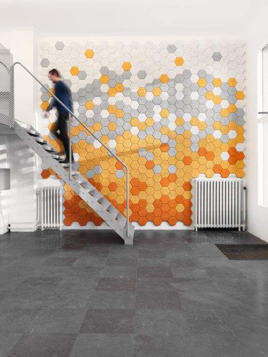 Innovadores azulejos sostenibles hechos de “lana de madera” y que absorben el ruido de las paredes 3
