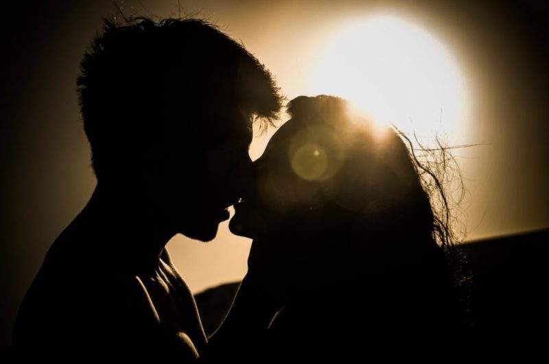 silhouettes-of-couple-kissing-against-sunset-41068 3