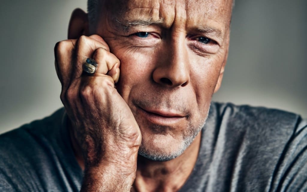  la familia del icónico actor Bruce Willis conmocionó al anunciar su retirada de la actuación debido a un diagnóstico devastador.
