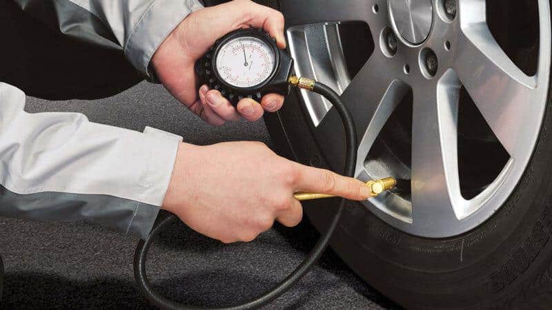 Comprueba tus neumáticos semanalmente y mantén la presión adecuada para ahorrar combustible y mejorar la seguridad.
