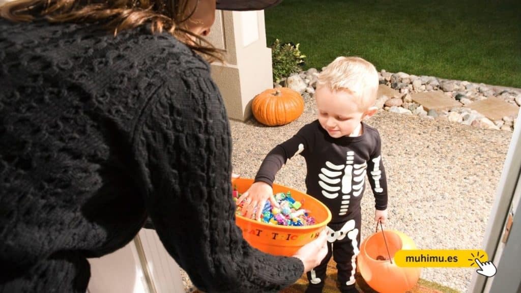 Algunos alimentos típicos de Halloween incluyen manzanas acarameladas, calabazas y galletas decoradas.


