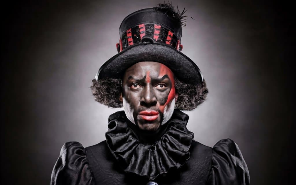 Los elementos visuales, como la peluca afro, los labios pintados de rojo y el uso de blackface, contribuyen a la construcción de una imagen que ha generado controversia por reforzar estereotipos raciales.

