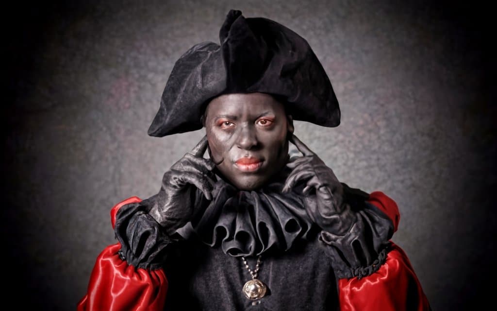 La estética de Zwarte Piet se caracteriza por un atuendo que evoca reminiscencias coloniales, reflejando la moda de esclavizados africanos en obras de arte neerlandesas del siglo XV-XVI.