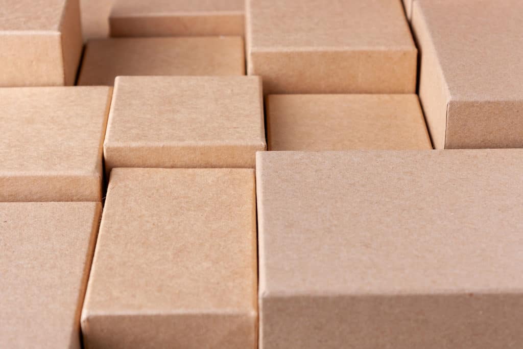 La elección adecuada de cajas pequeñas y cajas de cartón puede tener como resultado marcar la diferencia en la percepción que el cliente tiene de la marca, desde el momento en que el paquete llega a sus manos hasta el proceso de desempaquetar el producto. 
